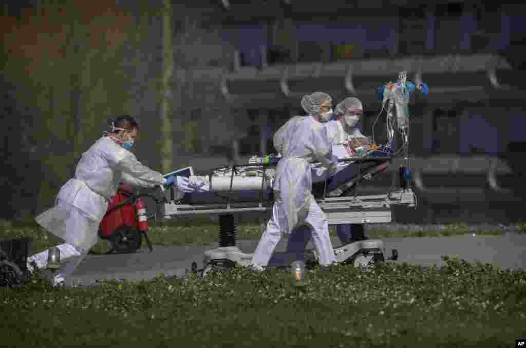 A victim of the coronavirus is evacuated from the Mulhouse civil hospital, eastern France.