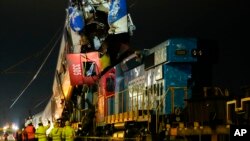 La policía investiga el choque de dos trenes en San Bernardo, Santiago, Chile, el jueves 20 de junio de 2024.