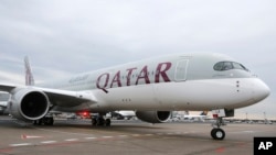 Pesawat Airbus A350 milik maskapai penerbangan Qatar Airways di bandara Frankfurt, jerman, 15 Januari 2015. (Foto: dok).