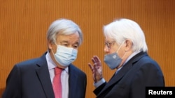 Sekjen PBB Antonio Guterres dan Wakil Sekretaris Jenderal PBB untuk Urusan Kemanusiaan (OCHA) Martin Griffiths berbicara menjelang konferensi bantuan untuk Afghanistan di kantor PBB di Jenewa, Swiss, 13 September 2021.