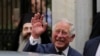 Le prince Charles salue la foule apres une rencontre avec le chef de l'Eglise orthodoxe grecque, l'archevêque Ieronymos, à Athènes, le 10 mai 2018.