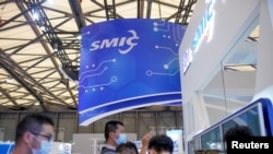 资料照：观众在上海参观中国国际半导体博览会的中芯国际的展台。 (2020年10月14日)