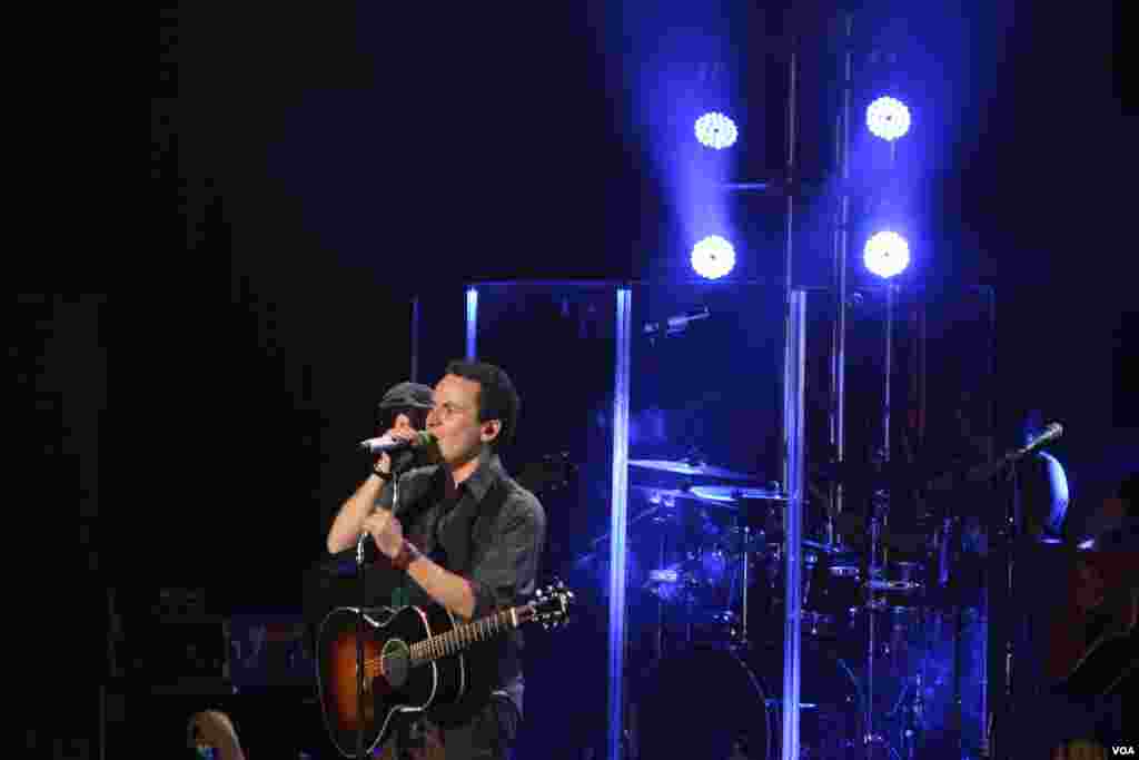 Fonseca expresó durante su concierto que es un admirador de su compatriota y colega Carlos Vives.