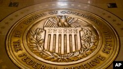 Archivo - El sello de la Junta de Gobernadores de la Reserva Federal, en el edificio de la entidad en Washington.