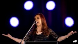La presidenta argentina, Cristina Fernández, ha dicho que su país no pagará la deuda ni cumplirá las sentencias de los trinunales estadounidenses.