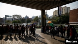 Personas hacen cola para registrarse para votar este 16 de abril de 2024 y actualizar sus datos para las elecciones presidenciales del 28 de julio, mientras EEUU anunció que no renovará alivió a sanciones al sector de petróleo y gas de Venezuela. 