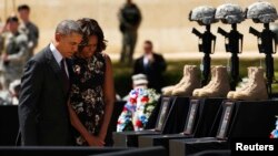 El presidente Barack Obama y su esposa Michelle, rinden homenaje a oficiales víctimas de un tiroteo en Fort Hood, tal y como lo hicieron en otro incidente similar en 2009.