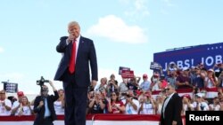 Donald Trump em campanha em Oshkosh, Wisconsin, 17 de agosto
