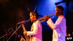 Grup musik asal Haiti SMS Kreyol tampil pada Festival Jazz Internasional Port-au-Prince "PAP JAZZ" pada 19 Januari 2021. (Foto: AFP/Valerie Baeriswyl)