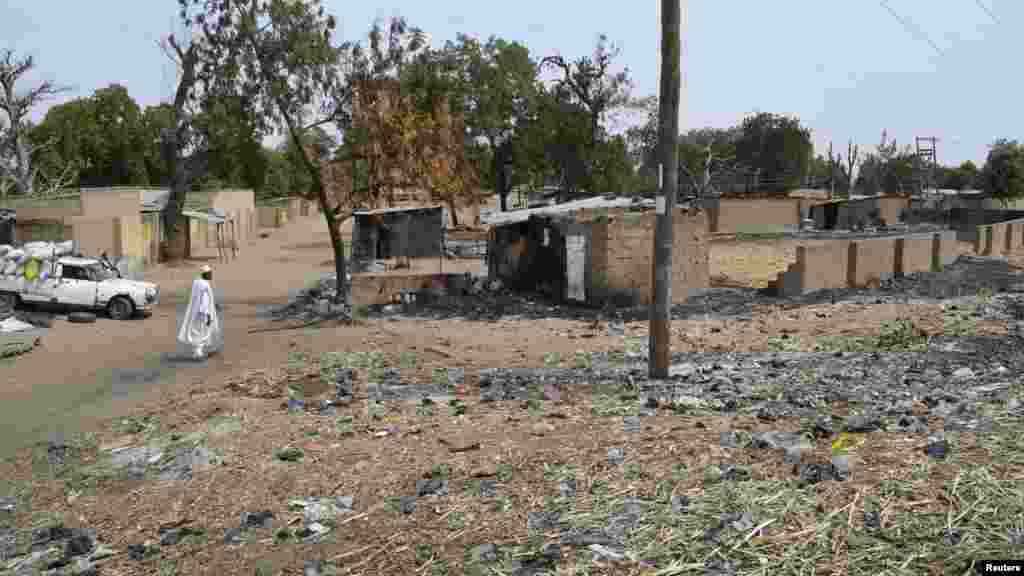 Wasu gidaje da aka kona a harin da ake zaton ‘yan Boko Haram ne suka kaishi a Kawuri dake Maiduguri, Junairu 28, 2014.