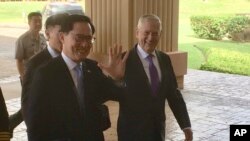 지난 26일 짐 매티스 미 국방장관(오른쪽)과 송영무 한국 국방장관이 양자회담을 위해 하와이 호놀룰루의 미 태평양사령부에 도착했다.
