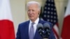 El presidente Joe Biden escucha durante una conferencia de prensa con el primer ministro japonés Yoshihide Suga en el jardín de rosas de la Casa Blanca, el viernes 16 de abril de 2021.
