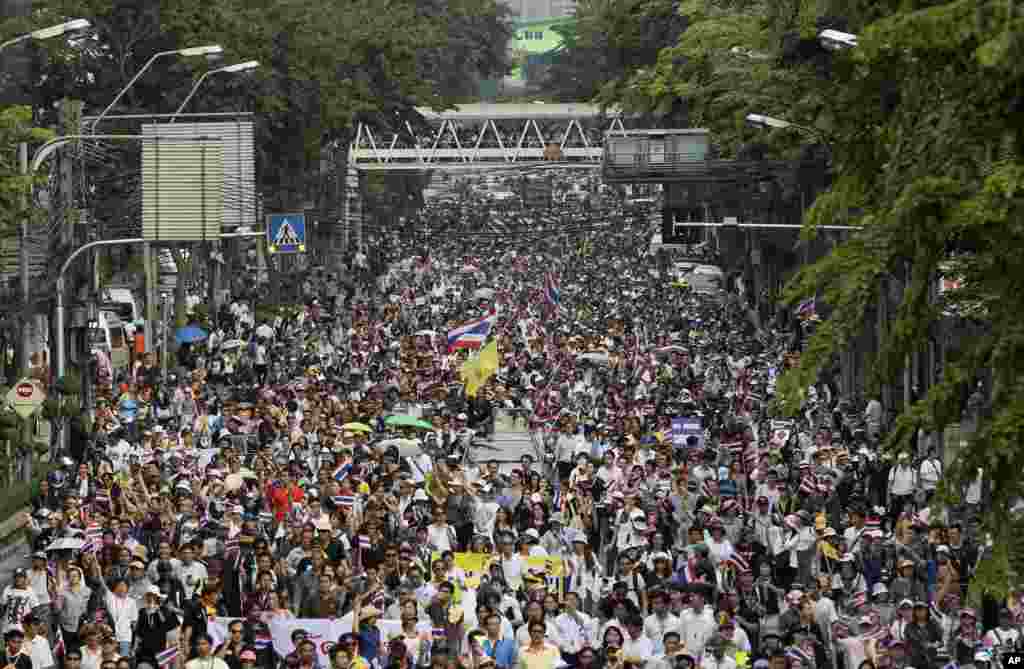 Anti-government demonstrators pour into the street while chanting slogans during a rally against an amnesty bill in Bangkok, Nov. 11, 2013. 