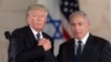 Presiden AS saat itu, Donald Trump, dan Perdana Menteri Israel Benjamin Netanyahu berjabat tangan dalam sebuah pertemuan di Yerusalem, pada 23 Mei 2017. (Foto: AP/Sebastian Scheiner)