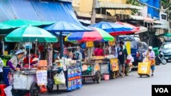 FILE - Bangkok is famous for its street food vendors and more international arrivals means more business for the economy, Bangkok, Thailand, Sept. 12, 2021. (Tommy Walker/VOA)