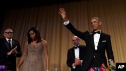 El presidente Barack Obama hizo chistes sobre sí mismo y sobre muchos otros en lo que ha sido su última cena como presidente con los corresponsales a la Casa Blanca.