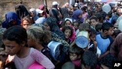 Palestinyen fe lake pandan distribisyon manje nan Deir al-Balah nan Gaza, 17 Oktob, 2024.