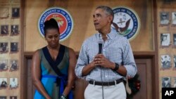 Obama ha convertido en una tradición en pasar algo de tiempo en Navidad en la base Hawaii de infantes de marina, cerca de la casa que arrienda para sus vacaciones.