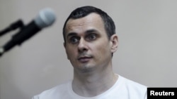 Le réalisateur ukrainien Oleg Sentsov dans le box des accusés lors d'une audience à Rostov-sur-Don, en Russie, le 21 juillet 2015.
