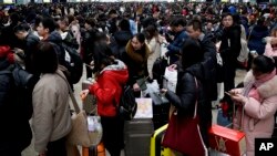 2019年2月1日北京南站等候搭乘高鐵回家過年的人潮。