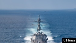 資料照片：美國海軍公佈的照片顯示“基德”號阿利·伯克級導彈驅逐艦在當地時間2021年8月27日例行穿越台灣海峽的國際水域。