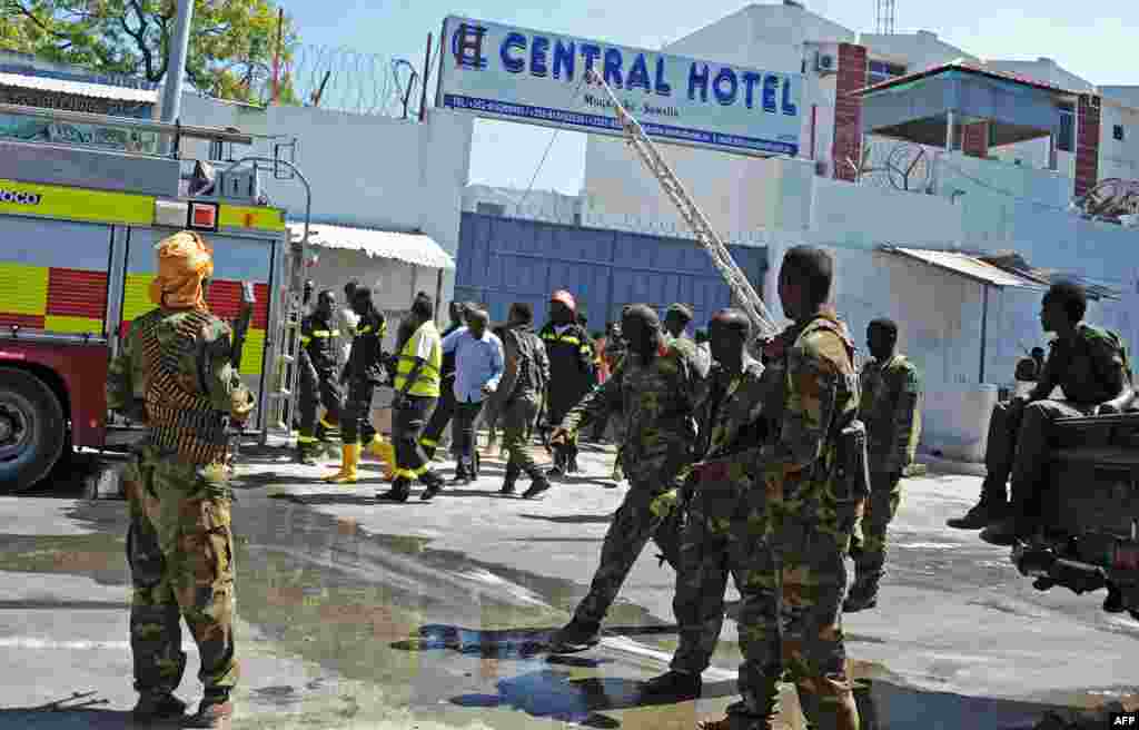 Des forces de sécurité somaliennes, les ambulanciers et les pompiers apperçus en dehors de l'Hôtel Central, à proximité du palais présidentiel à Mogadiscio, le 20 février 2015.