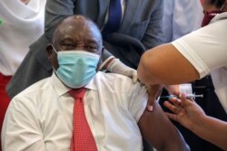 Presiden Afsel Cyril Ramaphosa menerima vaksinasi COVID-19 produksi Johnson and Johnson di RS Khayelitsha dekat Cape Town (foto: dok).