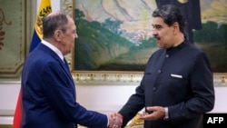 El ministro de Relaciones Exteriores de Rusia, Serguei Lavrov, durante una reunión con el presidente Nicolás Maduro, en Caracas.