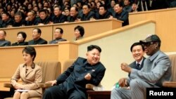 지난해 1일 북한 김정은 국방위원회 제1위원장이 평양을 방문한 미국의 전직 프로농구선수 데니스 로드먼과 함께 친선 농구 경기를 관람하고 있다. (자료사진)