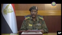 Jenderal Abdel Fattah al-Burhan, kepala dewan transisi militer mengumumkan di televisi akan membentuk pemerintahan baru, hari Selasa (4/6).