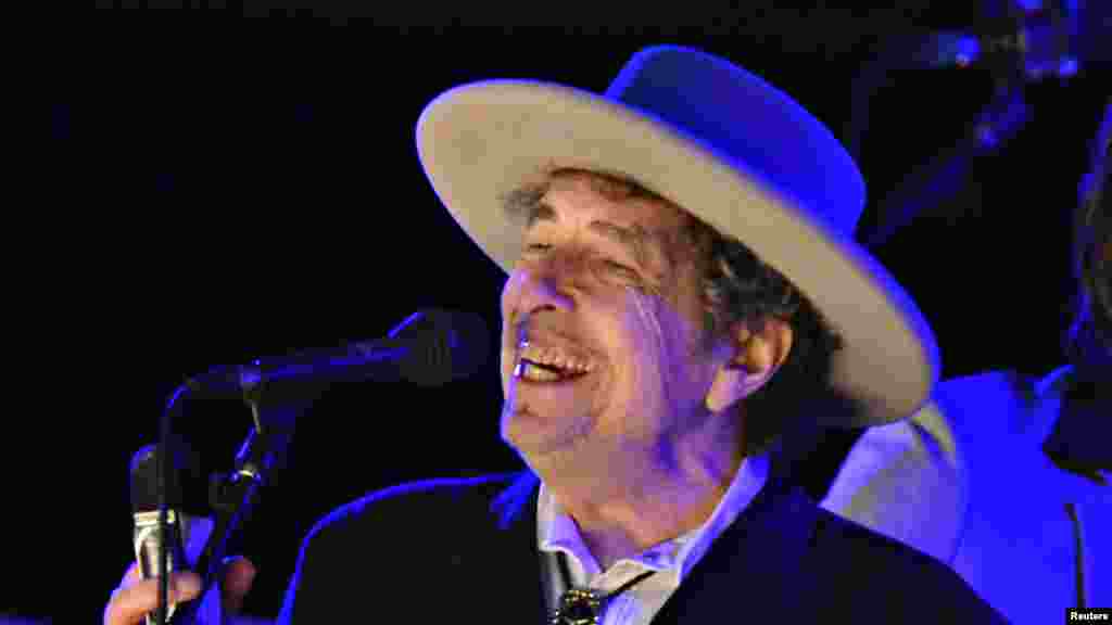 លោក Bob Dylan សម្តែងក្នុងអំឡុងពេលថ្ងៃទី២ នៃពិធី The Hop Festival នៅក្នុងទីក្រុង Paddock Wood សង្កាត់ Kent ចក្រភពអង់គ្លេស កាលពីថ្ងៃទី ៣០ ខែមិថុនា ឆ្នាំ២០១២។