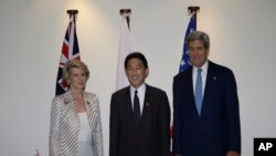 2013年10月4号澳大利亚外长毕晓普(左)、美国国务卿克里(右)和日本外相岸田文雄(中)在亚太经合组织外长会上合影