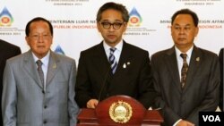 Menlu Marty Natalegawa (tengah), Menlu Kamboja Hor Namhong (kiri) dan Menlu Thailand Kasit Piromya (kanan) seusai rapat darurat ASEAN di Jakarta, Selasa (2/22).