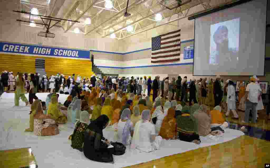 Mourners at the funeral and memorial service for the six Sikh worshippers killed at their temple in Oak Creek, Wisconsin, August 10, 2012.