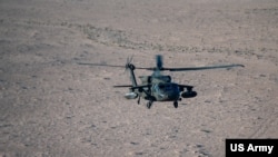 အမေရိကန်စစ်တပ် UH-60 Black Hawk ရဟတ်ယာဥ်က ဆီးရီးယားနိုင်ငံအရှေ့မြောက်ပိုင်းစစ်ဆင်းရေးမှာ အနိမ့်ပျံသန်းနေပုံ။ (အောက်တိုဘာ ၂၉၊ ၂၀၂၄) 