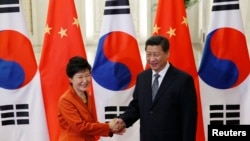 習近平(右)和朴槿惠(左)握手