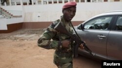 Soldado bissau-guineense de guarda, no quartel-general de Bissau (Arquivo)