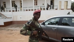Soldado bissau-guineense em posição de guarda, no quartel-general de Bissau (Arquivo)