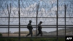 Tentara Korea Selatan berpatroli di Zona Demiliterisasi yang memisahkan Korea Utara dan Korea Selatan, di Pulau Ganghwa, 23 April 2020.