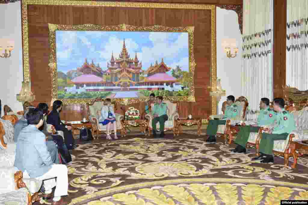ဗွီအိုအေ ညွန်ကြားရေးမှုး နှင့် မြန်မာတပ်မတော်ကာကွယ်ရေးဦးစီးချုပ် ဗိုလ်ချုပ်မှုးကြီးမင်းအောင်လှိုင်တို့တွေ့ဆုံ 