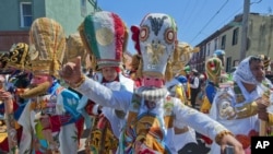 ARCHIVO - Varias personas celebran el Carnaval de Puebla en Filadelfia con trajes que representan al ejército mexicano que prevaleció sobre las fuerzas francesas y turcas durante la Batalla de Puebla de 1862, comúnmente conocida como el Cinco de Mayo. 