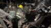 Los bomberos trabajan en el lugar de un almacén gravemente dañado durante un ataque con drones rusos, en medio del ataque de Rusia a Ucrania, en la región de Kiev, Ucrania, publicado el 21 de diciembre de 2023.
