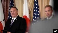 美国国务卿蓬佩奥和代理国防部长沙纳汉在美国国务院与日本外相河野太郎、防卫大臣岩谷武举行记者会。（2019年4月19日）