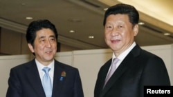 中国国家主席习近平（右）与日本首相安倍在雅加达亚非峰会期间举行会晤。（2015年4月22日）