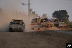 Sekelompok kendaraan lapis baja tentara Israel melaju di Israel selatan dekat perbatasan Gaza pada 16 Februari 2024. (Foto: Tsafrir Abayov/AP Photo)