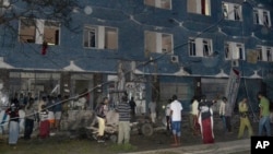 Tentara Somalia dan warga sipil berkumpul di luar hotel Weheliye setelah diserang oleh militan di Mogadishu, Somalia, Jumat, 10 Juli 2015.