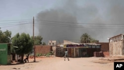 De la fumée s'élève à l'arrière-plan d'un quartier de Khartoum, au Soudan, le mercredi 3 mai 2023.