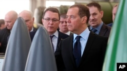 Колишній президент Росії, заступник голови Ради безпеки РФ Дмитро Медведєв неодноразово озвучував ядерні погрози Росії. На фото Медведєв відвідує Конструкторське бюро машинобудування "Радуга" у Підмосков'ї. . (Sputnik/AP)
