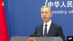 Juru bicara Kementerian Luar Negeri China, Wang Wenbin, dalam konferensi pers di Kementerian Luar Negeri China di Beijing, 16 Juni 2023. (AP/Liu Zheng)