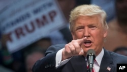 Donald Trump Trump ha instado a la deportación de cualquier persona que viva ilegalmente en Estados Unidos, argumentando que los trabajadores extranjeros contribuyen al desempleo. 